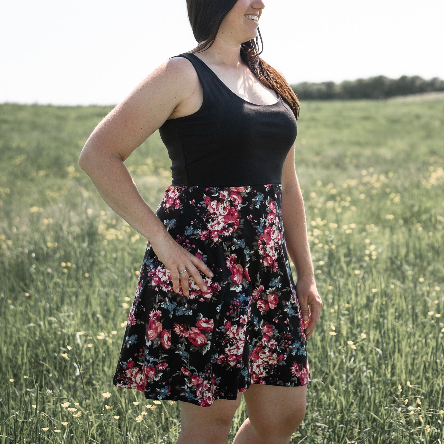 Robe camisole - Dos ouvert et jupe ample - Fleurs roses sur fond noir