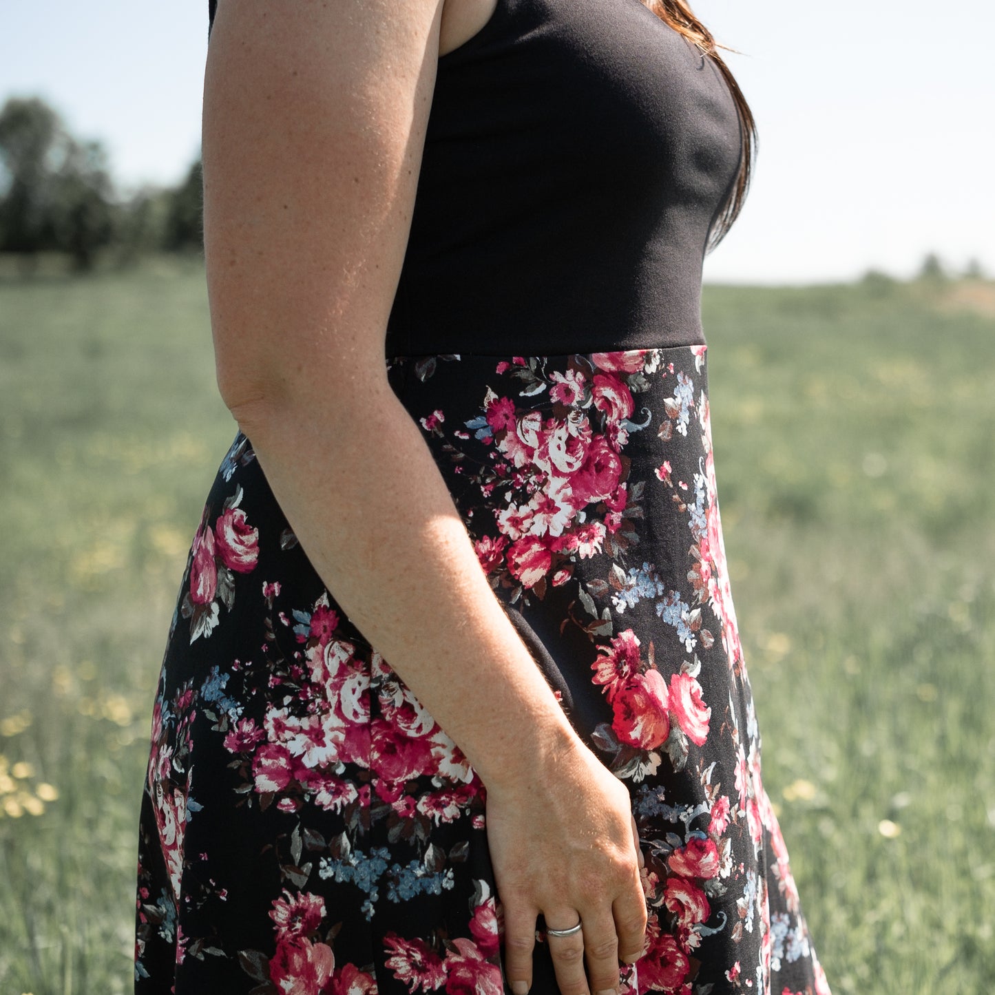 Robe camisole - Dos ouvert et jupe ample - Fleurs roses sur fond noir