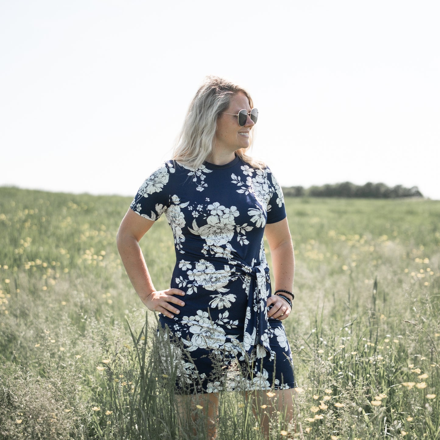 Robe à boucle - Manches courtes - Grandes fleurs blanches fond bleu marin