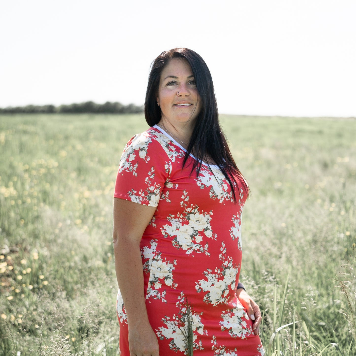 Robe t-shirt - Grandes fleurs blanches sur fond corail