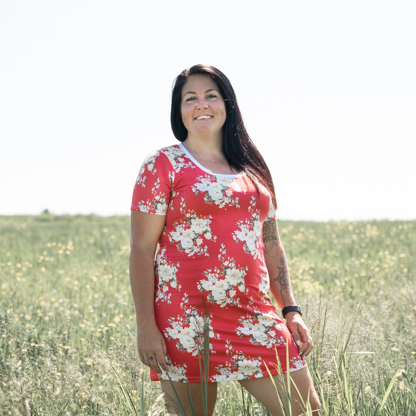 Robe t-shirt - Grandes fleurs blanches sur fond corail