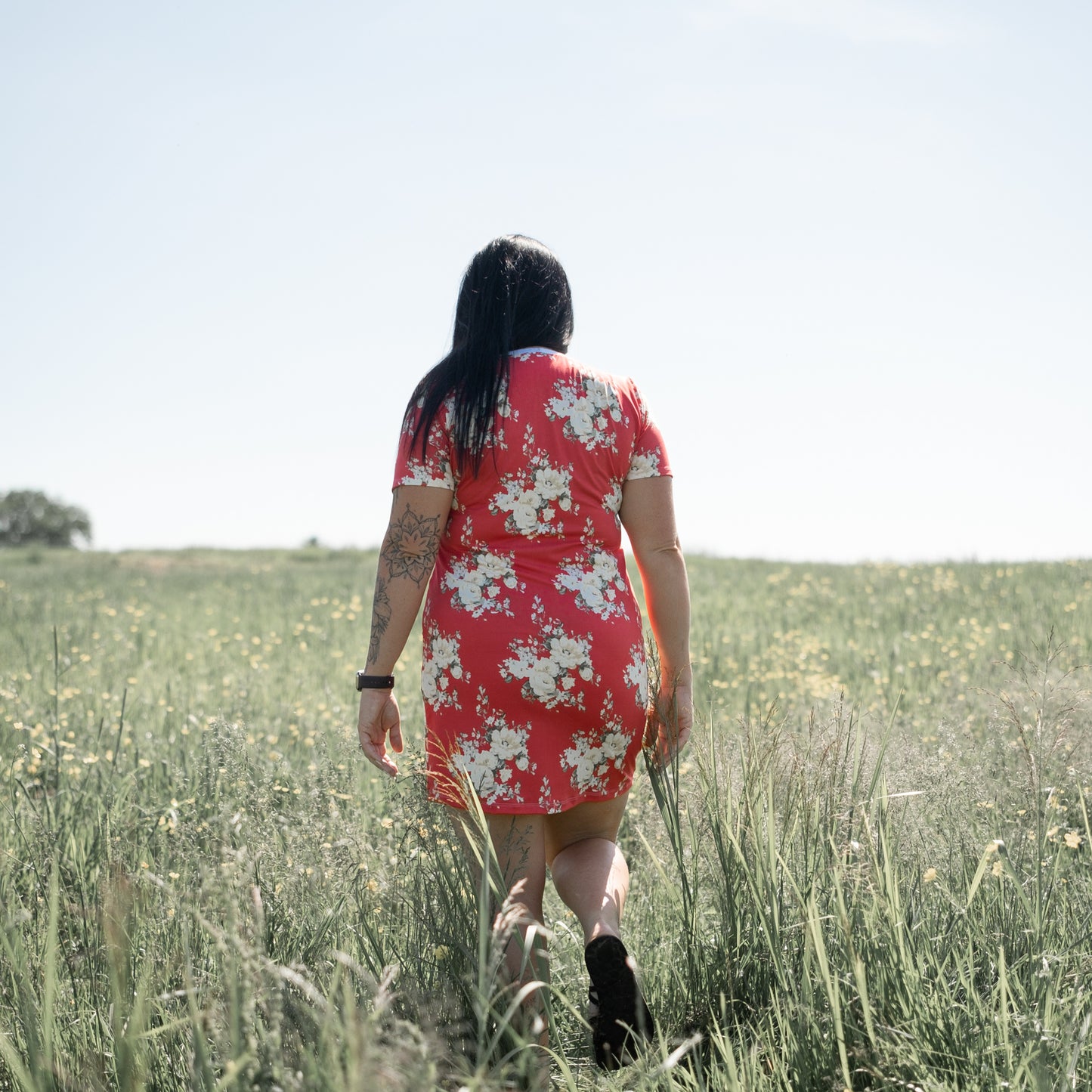 Robe t-shirt - Grandes fleurs blanches sur fond corail