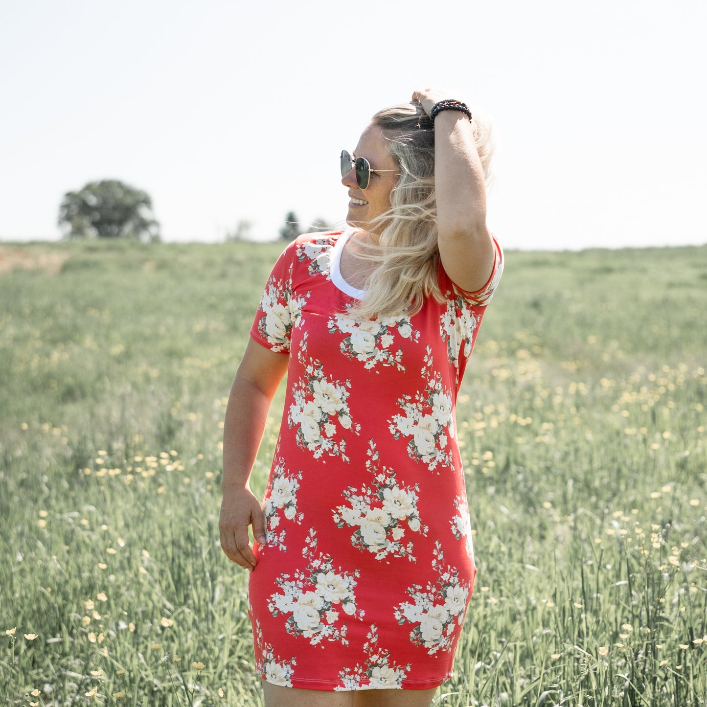 Robe t-shirt - Grandes fleurs blanches sur fond corail