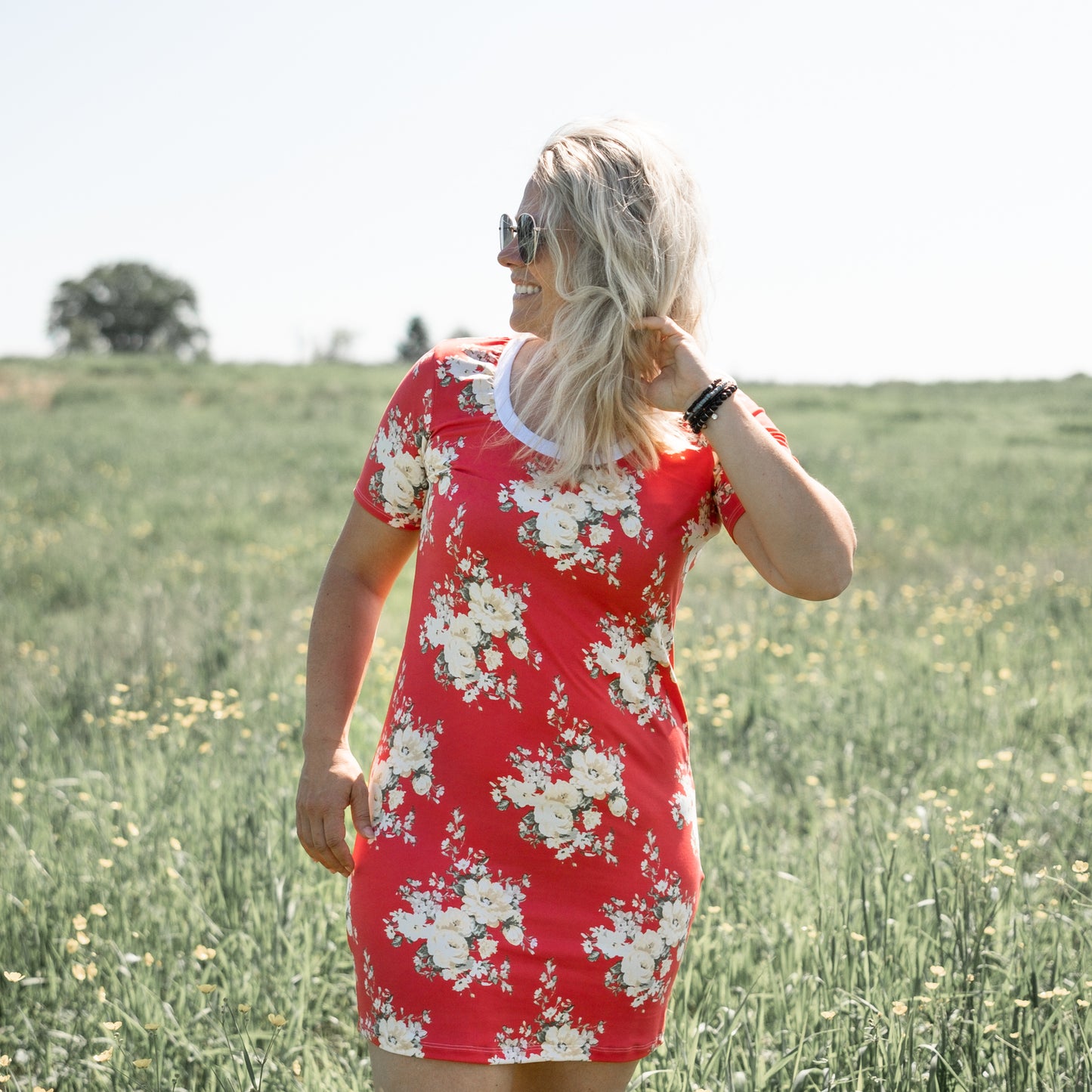 Robe t-shirt - Grandes fleurs blanches sur fond corail