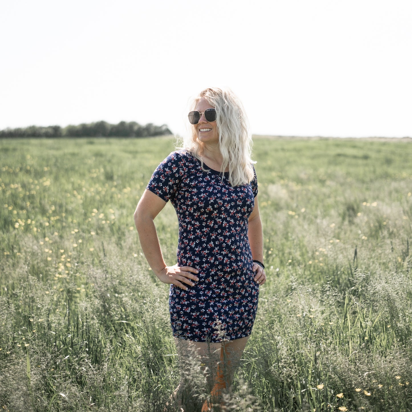 Robe t-shirt - Petites fleurs rouges sur fond bleu marin