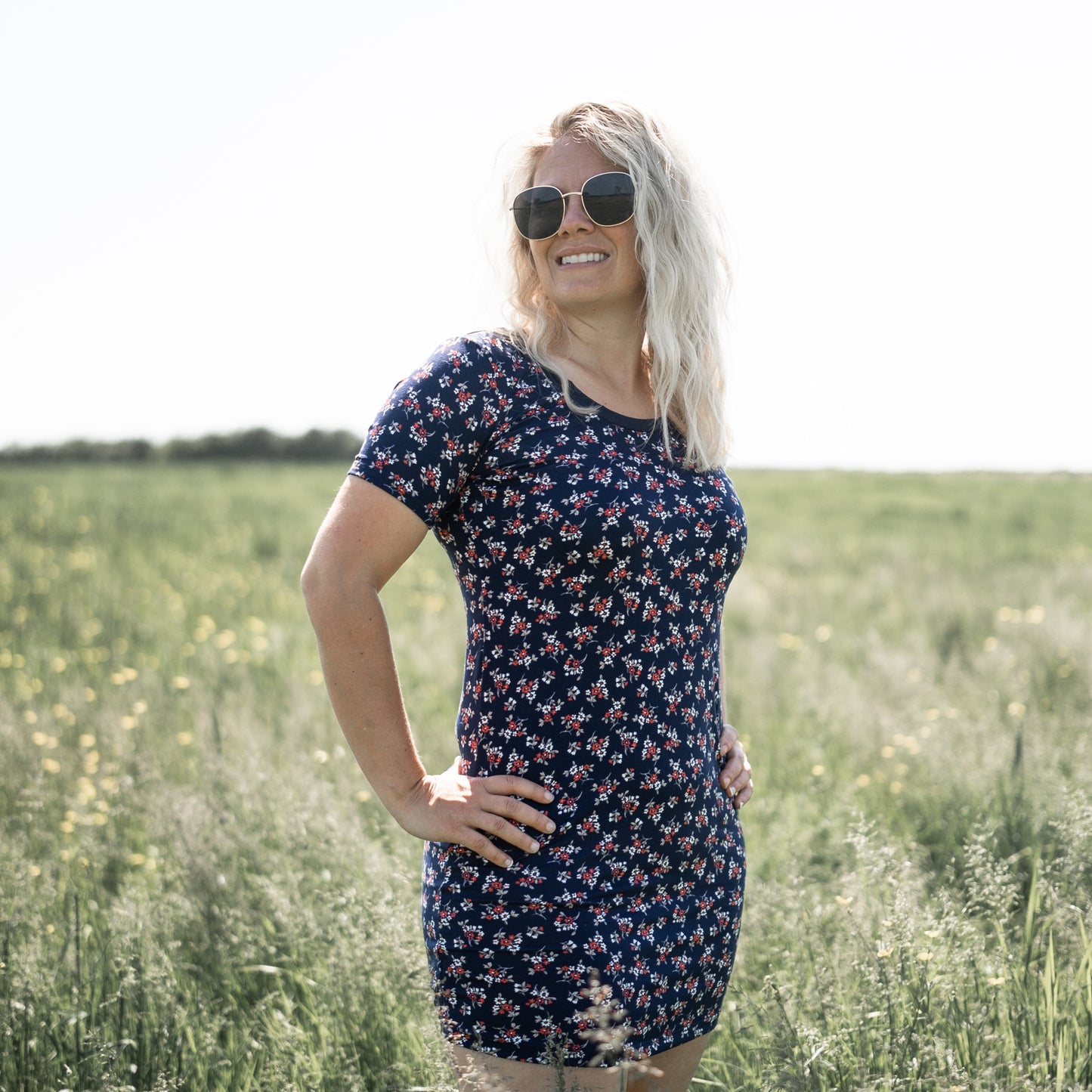 Robe t-shirt - Petites fleurs rouges sur fond bleu marin