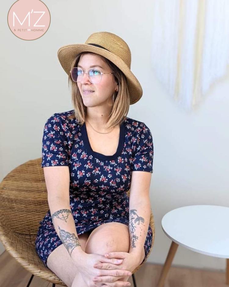 Robe t-shirt - Petites fleurs rouges sur fond bleu marin