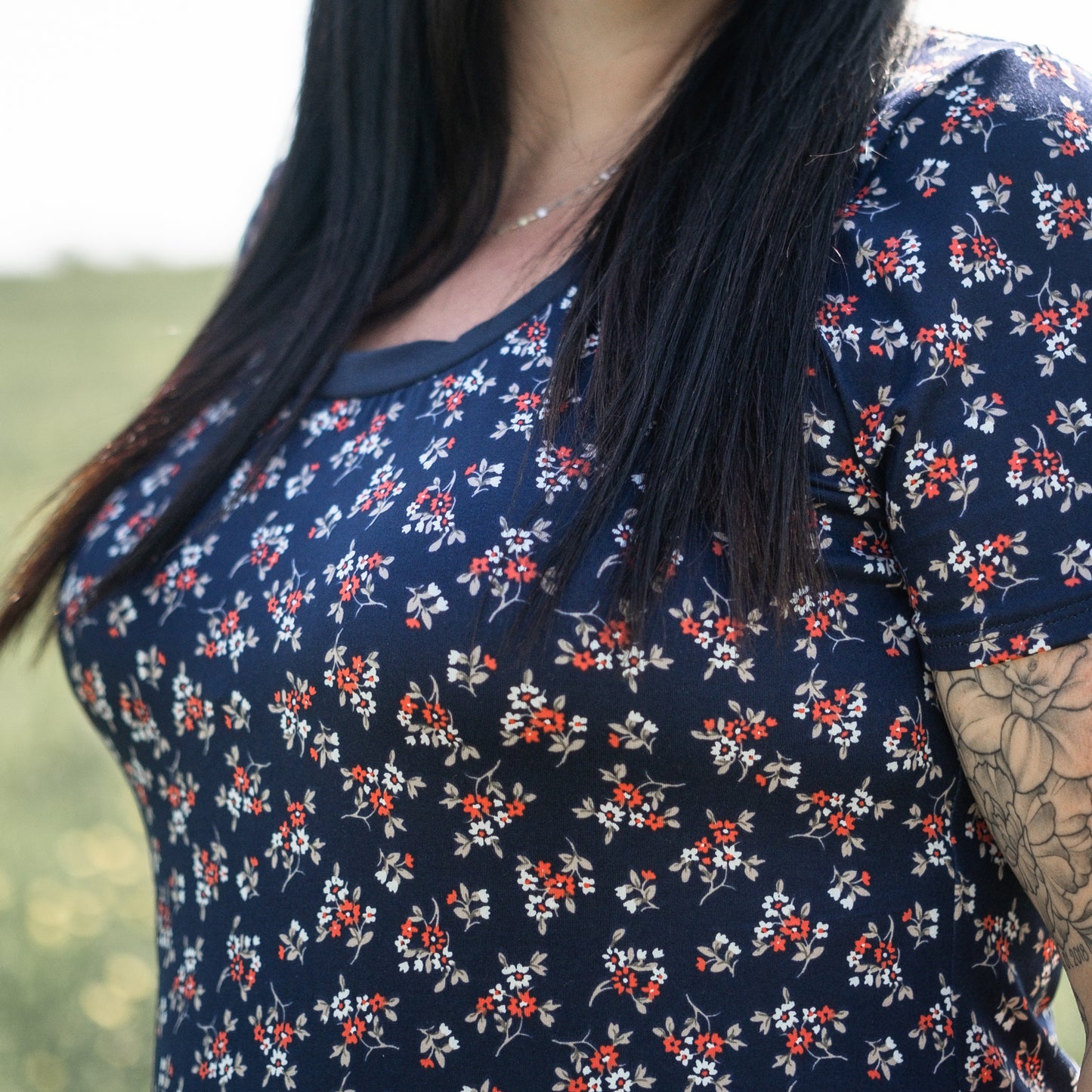 Robe t-shirt - Petites fleurs rouges sur fond bleu marin