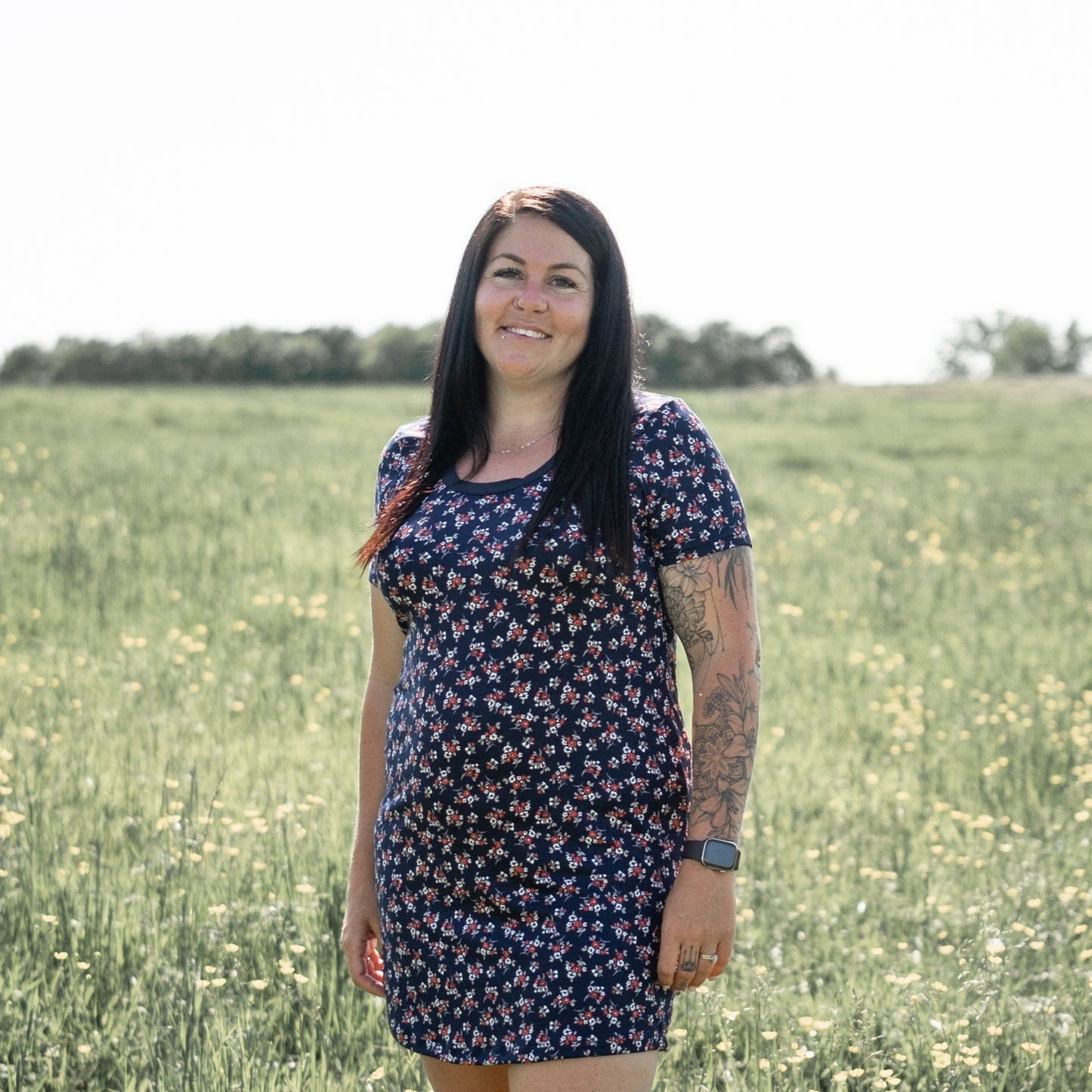 Robe t-shirt - Petites fleurs rouges sur fond bleu marin